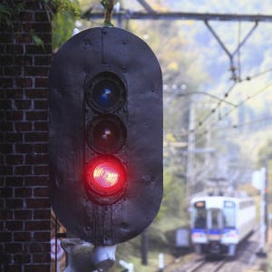 鉄道トリビア 第199回 鉄道信号機と道路の信号機では、色の切り替わる順序が違う