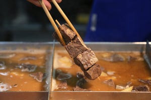 飲んだり食べたり遊んだり! 競馬場の歩き方 第1回 名物はイカスミ焼きそば? 東京シティ競馬で魅惑のグルメに出会った