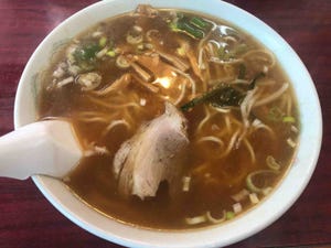 井手隊長の700円以下で旨いラーメンが食べたい!! 第18回 小川町で70年続く超老舗町中華! 丼になみなみ注がれたスープにたっぷりの麺で大満足!