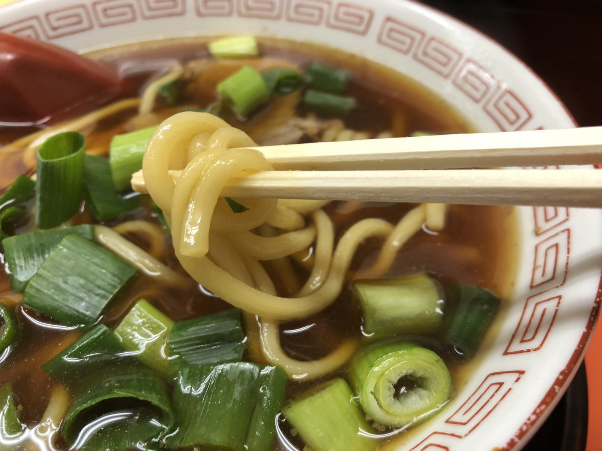 井手隊長の700円以下で旨いラーメンが食べたい!! 第2回 真っ黒スープに極太麺! 大阪の「高井田ラーメン」は中毒性抜群! - 大阪梅田「麺屋7.5Hz」