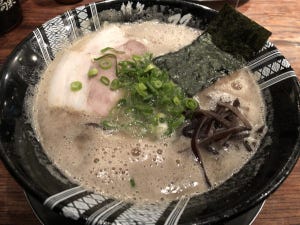 井手隊長の700円以下で旨いラーメンが食べたい!! 第30回 これで680円は奇跡! 豚骨ラーメンの聖地・博多屈指の大行列店の「豚骨カプチーノ」とは?