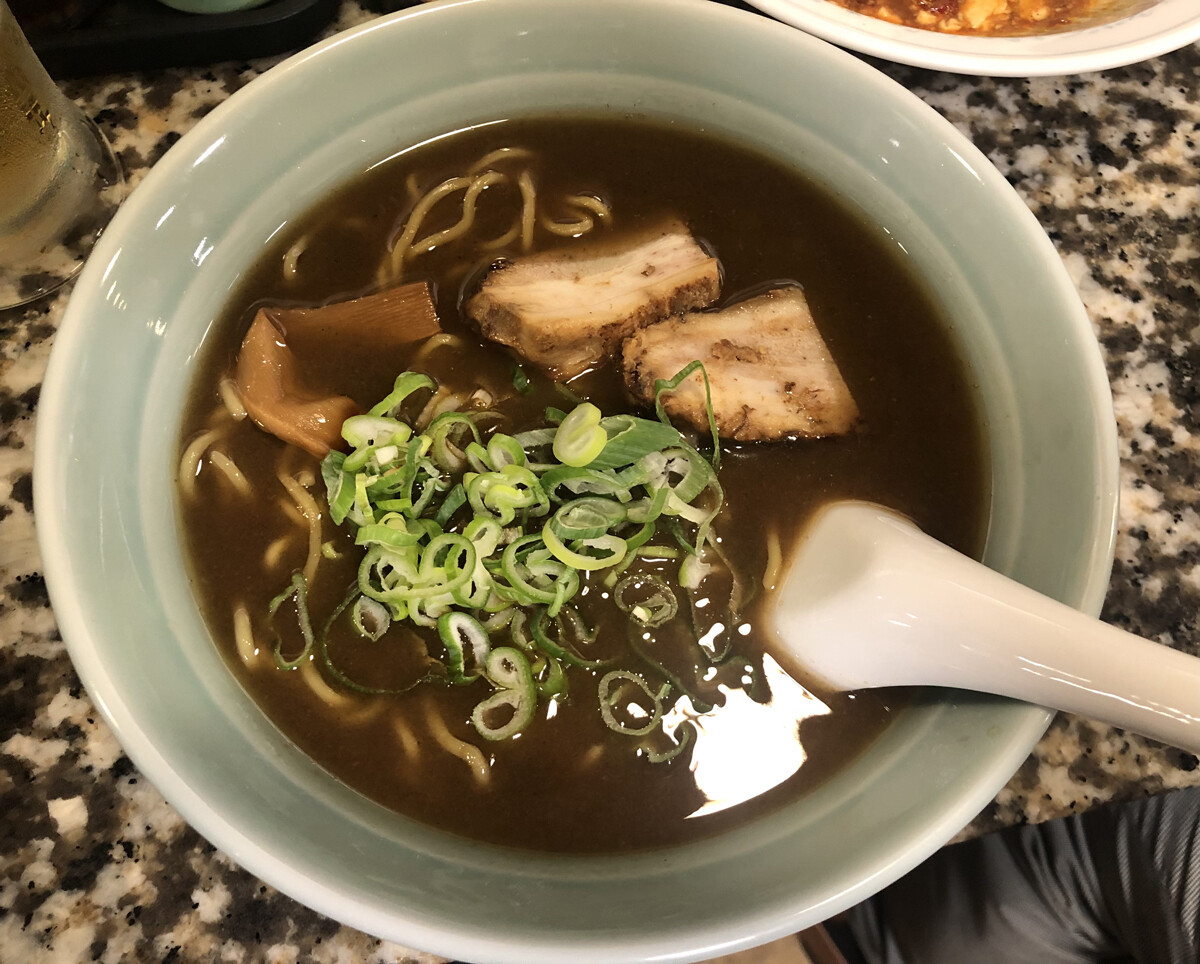 井手隊長の700円以下で旨いラーメンが食べたい!! 第76回 漆黒の油の「重油ラーメン」に白い餡の餃子がヤバい! 名古屋・今池名物「吞助飯店」