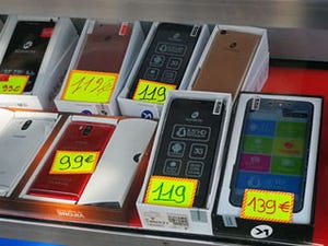 海外モバイルトピックス 第125回 パリの蚤の市でスマホケースやレトロケータイを探してみる