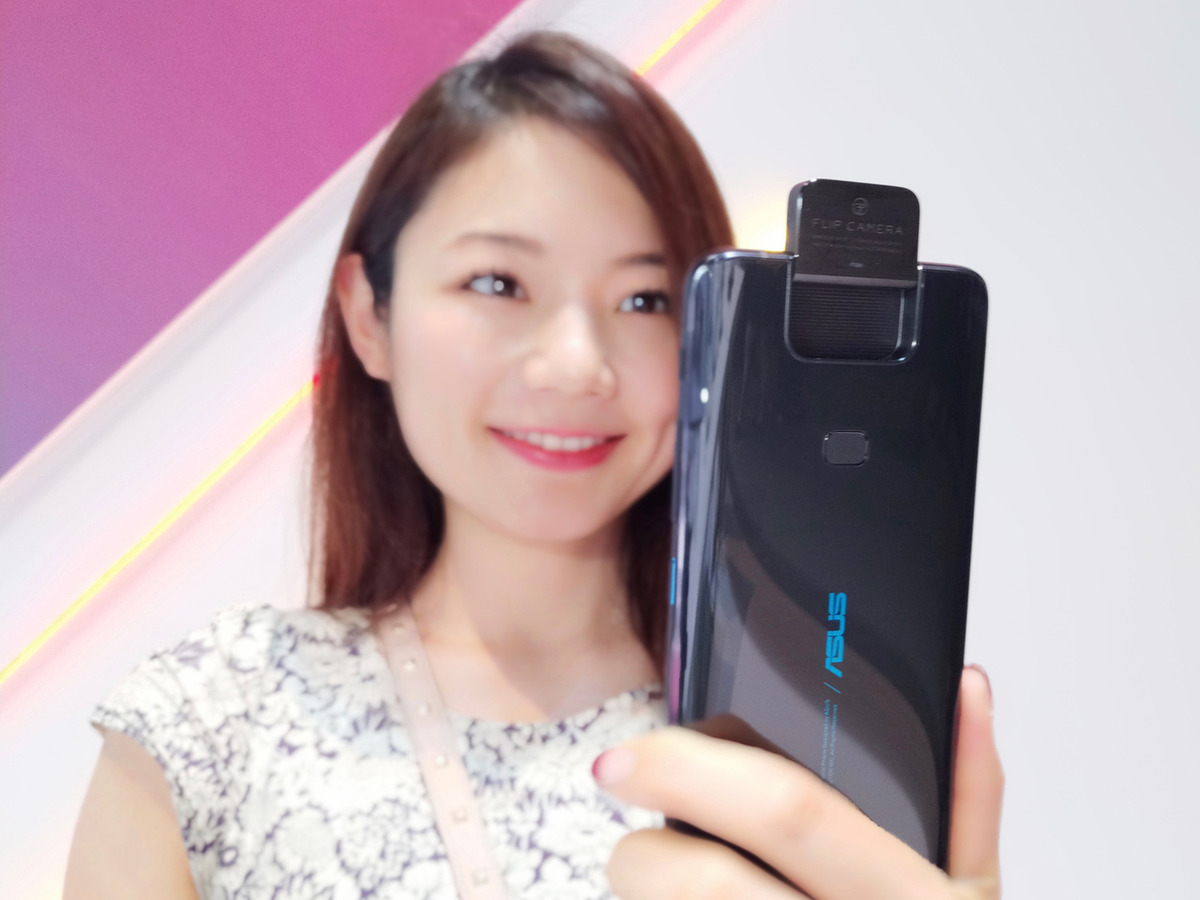 海外モバイルトピックス 第176回 回転式カメラでスマホの使い方が変わる、ZenFone 6が登場