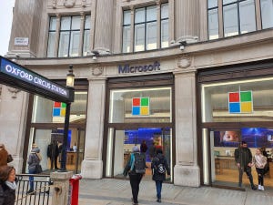 海外モバイルトピックス 第200回 好調Apple Store、旗艦店開業のファーウェイと、店舗閉鎖のマイクロソフトの差