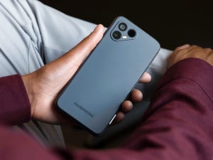 海外モバイルトピックス 第311回 画面が割れても自分で修理できるスマホ「Fairphone 4」は5年保証もついて安心