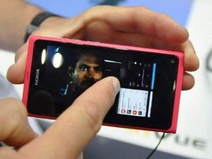 海外モバイルトピックス 第55回 「繋ぎ」には勿体無い、MeeGo OS搭載のNokia N9