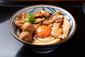 ジューシーな鶏肉をすき焼き風に仕上げる！「丸亀製麺」の秋の新作へのこだわりが半端なかった件