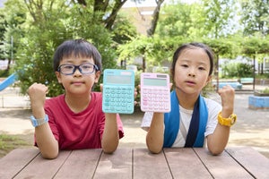 親子で一緒にトライ！　時計や電卓と一緒に街なかのクエスチョンを解いてみよう