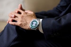 手首に輝くスマートな相棒 - 洗練されたデザインながらアウトドアまで網羅する『HUAWEI WATCH Ultimate』