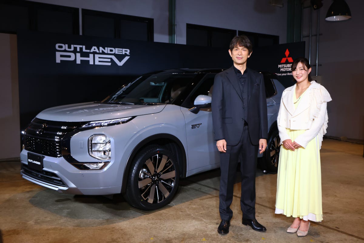 三菱自動車の新型「アウトランダーPHEV」発表会