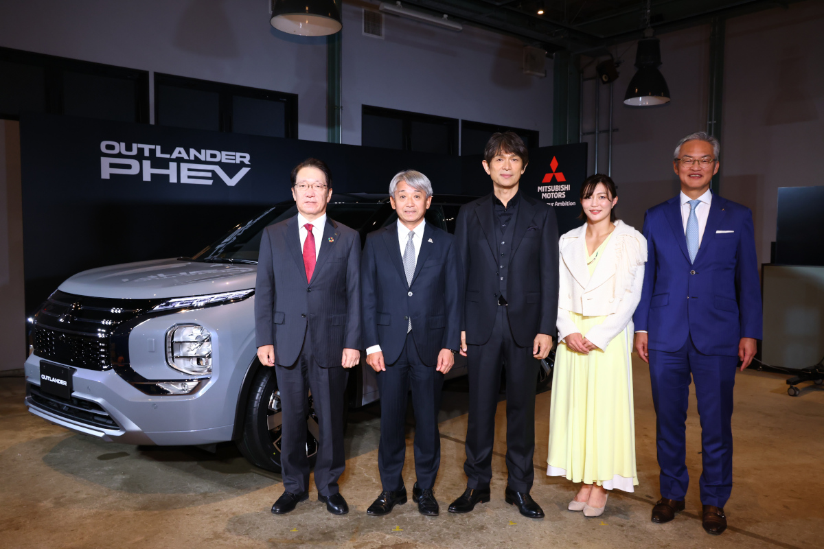 三菱自動車の新型「アウトランダーPHEV」発表会