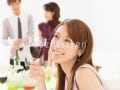 美女の乾杯や笑顔が満載 -パーティー画像に特化した「素材辞典」最新作登場