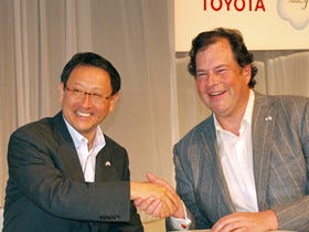 トヨタとSalesforce、クルマがつぶやくSNS「トヨタフレンド」を提供