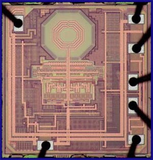 CMOS発振器における挑戦 - 周波数ドリフトの最小化と高周波数安定性の達成