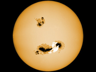 太陽での発生頻度は? - 京大、スーパーフレアの統計化に成功