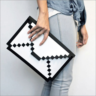 ドット絵がデバイスを守る「8-BIT SLEEVE」 - 新MacBook Air対応モデルも