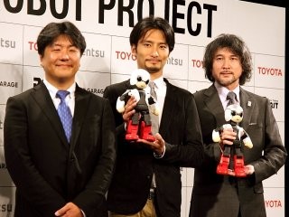 若田宇宙飛行士とコミュニケーションするKIROBO -予想通りかわいい仕上がり