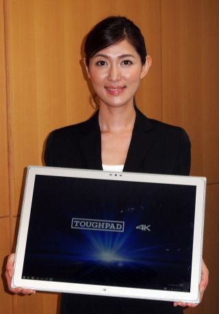 パナソニック、20インチ4K液晶搭載タブレット - 片手で持てる重量を実現