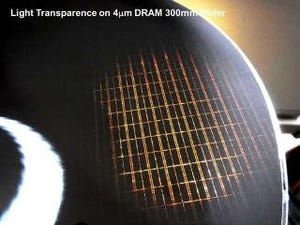 東工大など、DRAMが搭載された300mmウェハを厚さ4μmに薄化することに成功