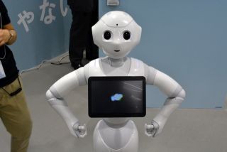 ソフトバンクショップ表参道でPepperの展示開始 - "ウザキャラ"で客賑わす