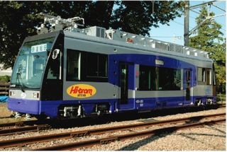 架線・バッテリーハイブリッドトラム「Hi-tram」、万葉線で走行