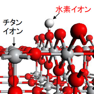 東北大など、二酸化チタンの欠陥を自在に操る技術を開発