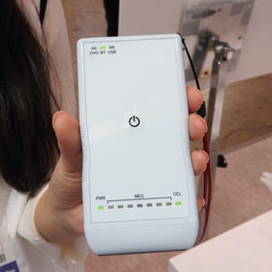 トレーニングの効果をすぐに確認できる超小型モバイル超音波機器 - CEATEC 2015