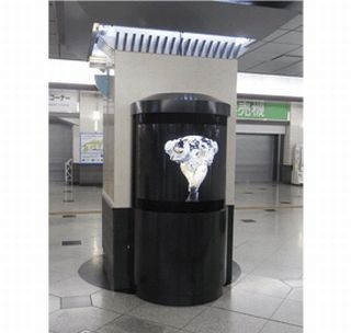 シャープ、JR大阪駅で前面に曲がる液晶のサイネージの実証実験