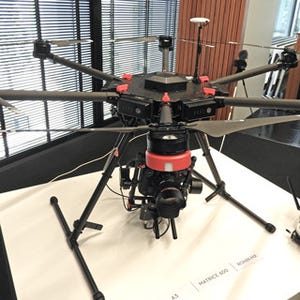 DJI、飛行安定性を高めたプロ向け空撮用ドローン「Matrice 600」を披露