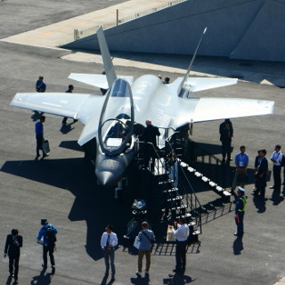 2016年国際航空宇宙展 - ロッキード・マーティン、F-35戦闘機の実物大模型を展示! A2100衛星バスも