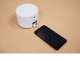 KDDI総合研究所、自動でスマホを探索して充電する「充電ロボ」開発