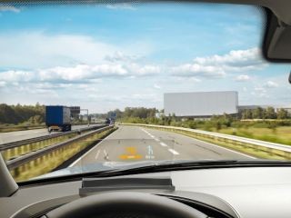 コンチネンタル、マツダの小型車向けに「コンバイナーHUD」を提供開始