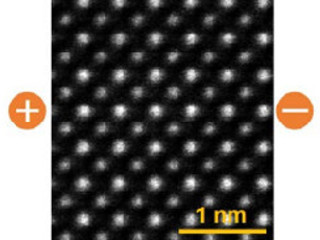 九大など、動作中の誘電体の原子位置を0.01nmの精度での直接観察に成功