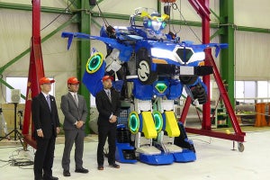 ついに人が乗れる変形ロボットが完成! - アミューズメント向けの量産も視野