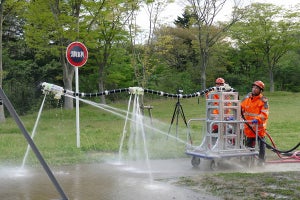 東北大ら、水噴射で浮上する消火ロボ「ドラゴンファイヤーファイター」開発