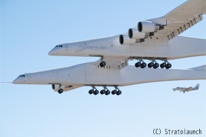 世界最大級の飛行機「ストラトローンチ」、初飛行に成功