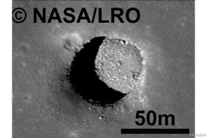 月の縦孔と地下空間を利用すれば宇宙放射線を防げる、早大やJAXAらが試算