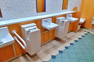 オフィスのトイレでハンドドライヤー利用可能に、経団連がガイドライン再訂