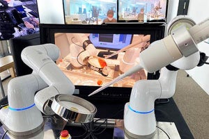 ソフトバンク、5Gとロボットアーム活用の細胞培養作業の遠隔操作に成功