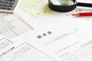 経理の約8割がいまだに「紙」で請求書処理‐「1人経理」問題も明らかに