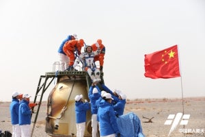 中国「神舟十三号」宇宙船が地球に帰還、半年の宇宙ステーション滞在を完遂