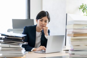 働く女性の2人に1人が「燃え尽き症候群」‐テレワークによるハラスメントも