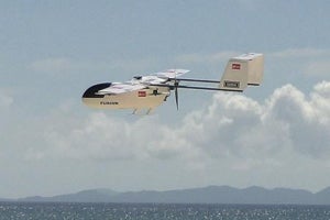 ドコモ、約40㎞離れた沖縄離島にドローンで物資を自動配送‐誤差数センチ