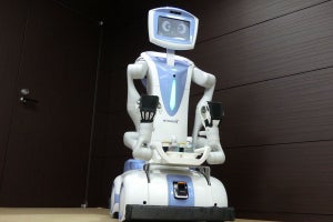 川重の双腕ロボット「Nyokkey」、ドアを開けて飲み物を届ける実証実験を実施