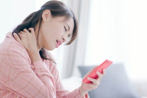 スマホ首やストレートネックで生じる疲労感は僧帽筋の過剰な筋活動による、金沢大が確認