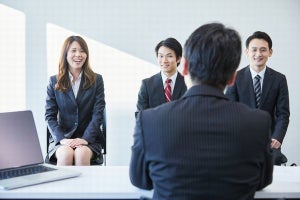 採用目標達成のため「基本給を上げた」企業は半数超、流通・小売が最多