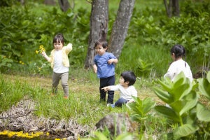 幼児の長時間デジタル視聴による神経発達への影響を外遊びが弱める可能性、阪大などが解析