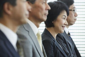 30代・40代が転職後に年収が上がる業種2位は「メーカー」、1位は？