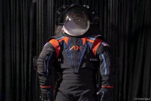 これが月の最先端ファッション！ NASAが有人月探査のための新型宇宙服を発表